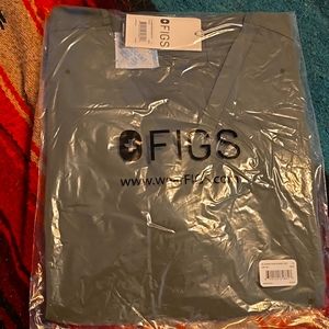 NWT Figs Casma 3 Pocket Top